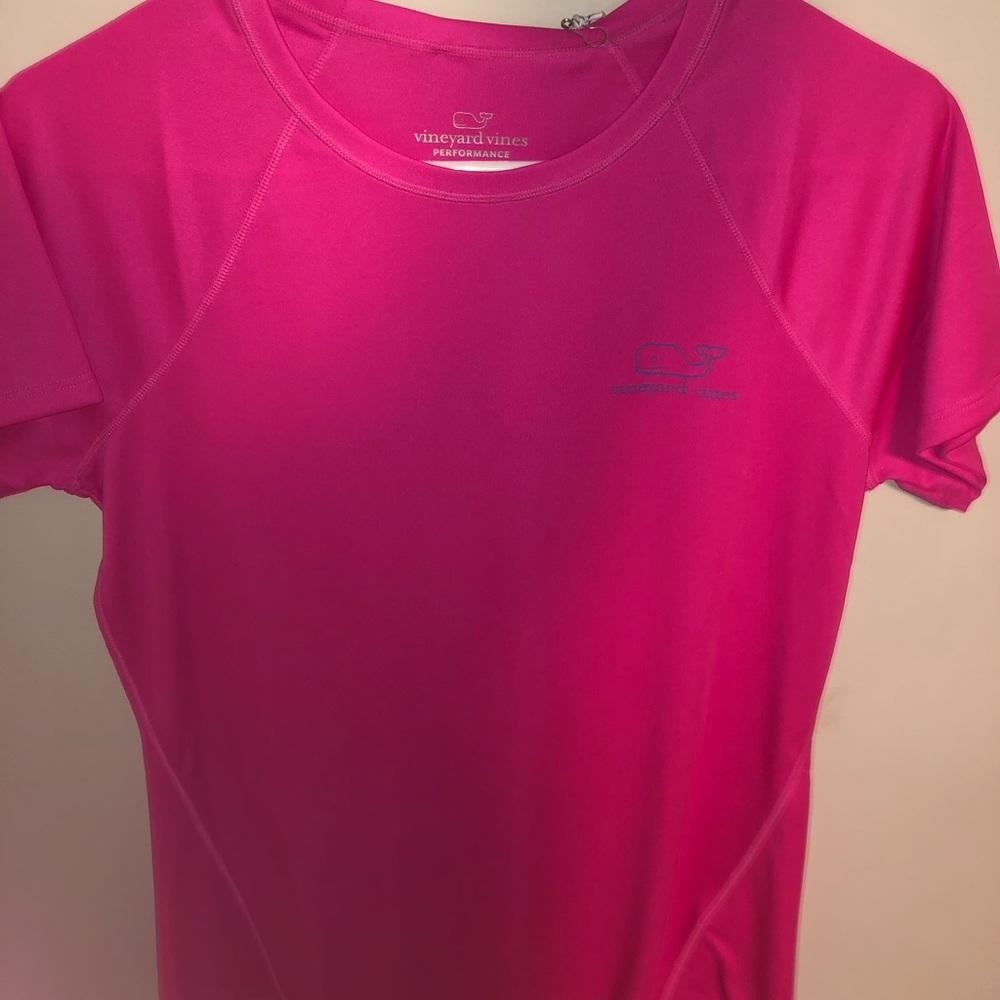 vineyard vines performance t-shirt.